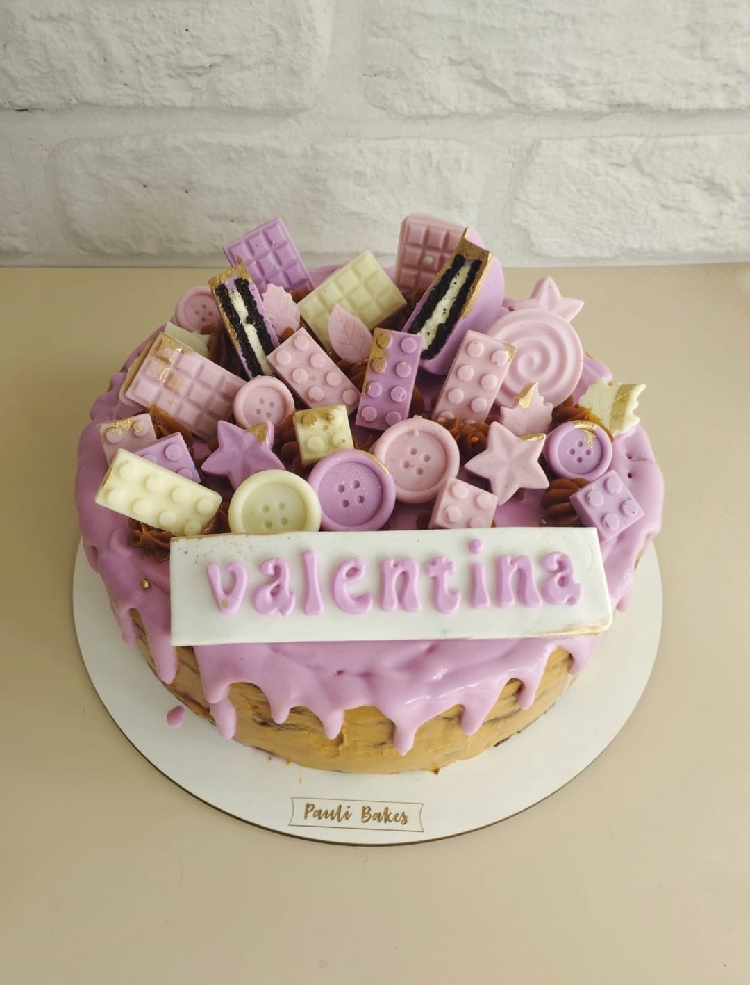 Pauli Bakes — custom-cake catalog